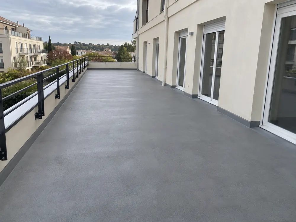 grande terrasse de résidence en résine