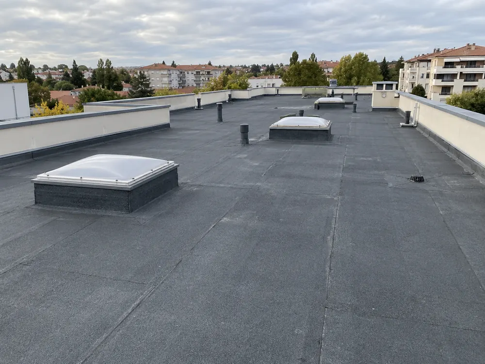 toiture-terrasse bitumineuse d’un immeuble